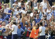 开云体育官方入口-观众们沸腾尖叫，为选手加油助威