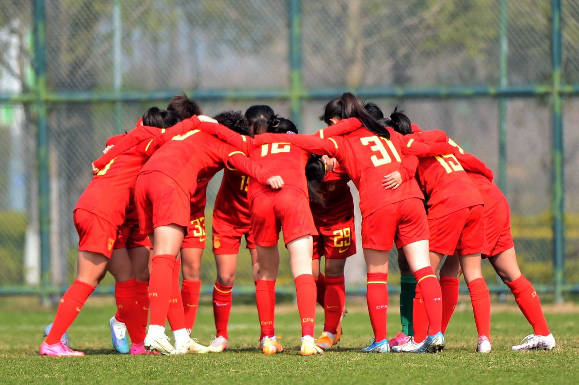 中国队员在女足赛事中取得胜利，精彩连连