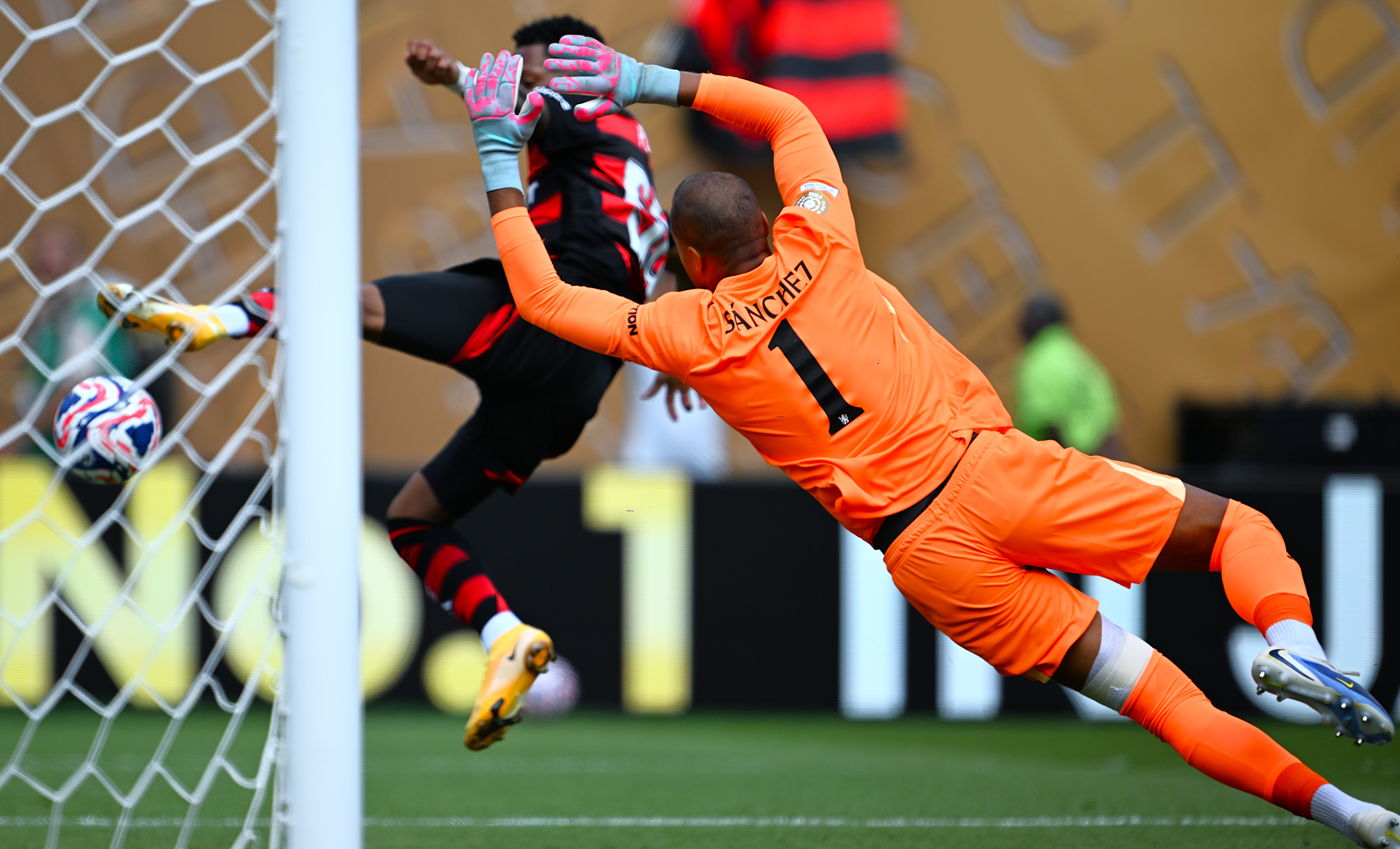 激烈的足球对抗赛即将轮番上演 激烈的足球对抗赛即将轮番上演