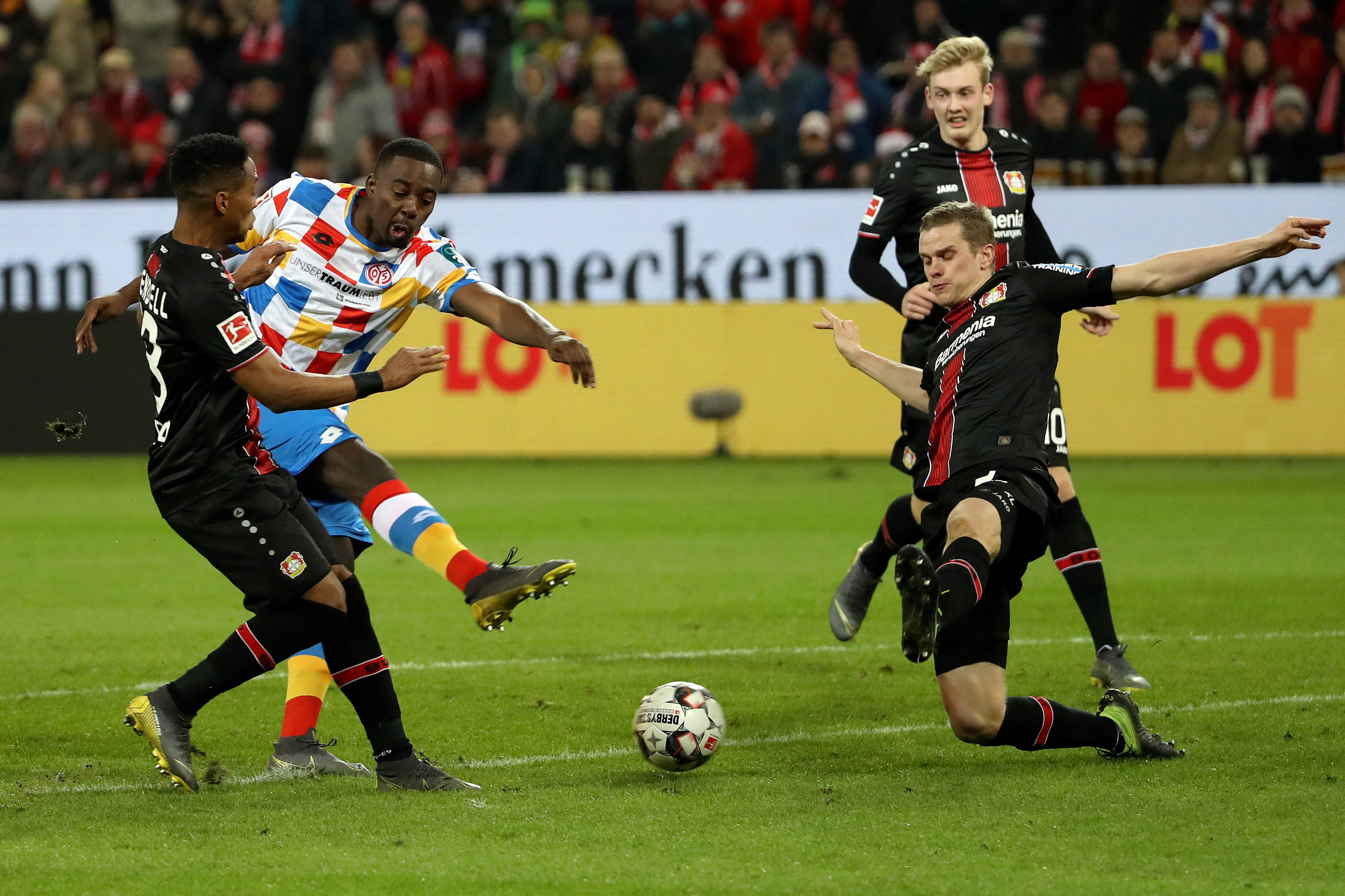 奥格斯堡球员表现出色，力克对手取胜