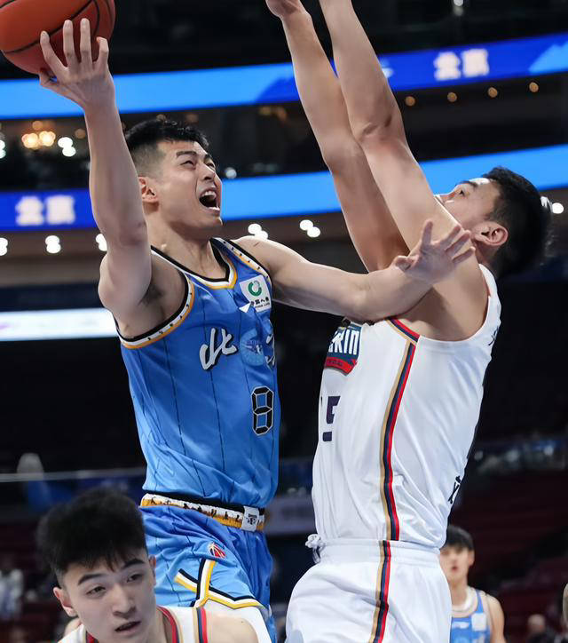 关于小将表现亮眼,成为球队取胜功臣的信息 关于小将表现亮眼,成为球队取胜功臣的信息