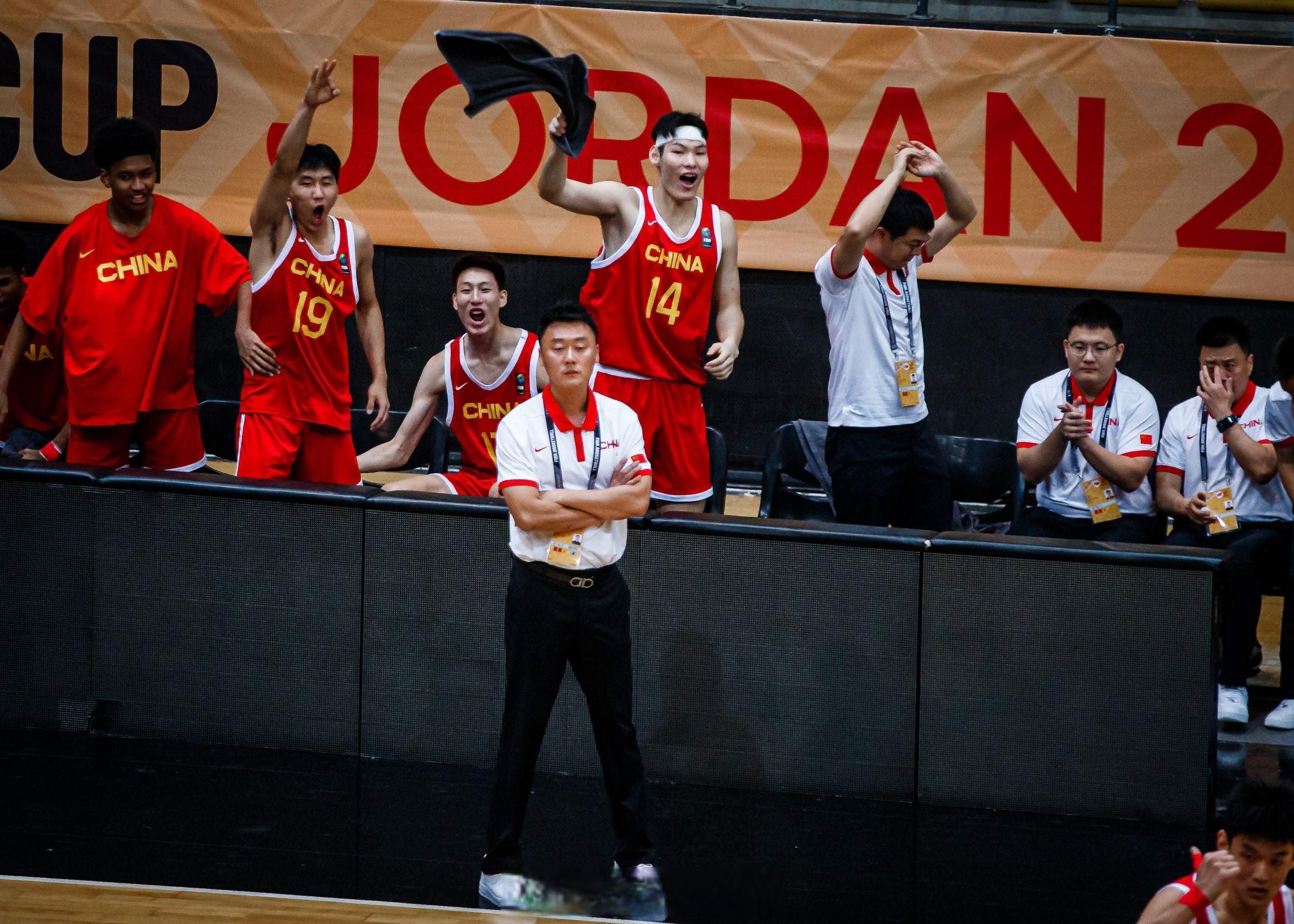 精湛战术！球队逆袭成功晋级淘汰赛