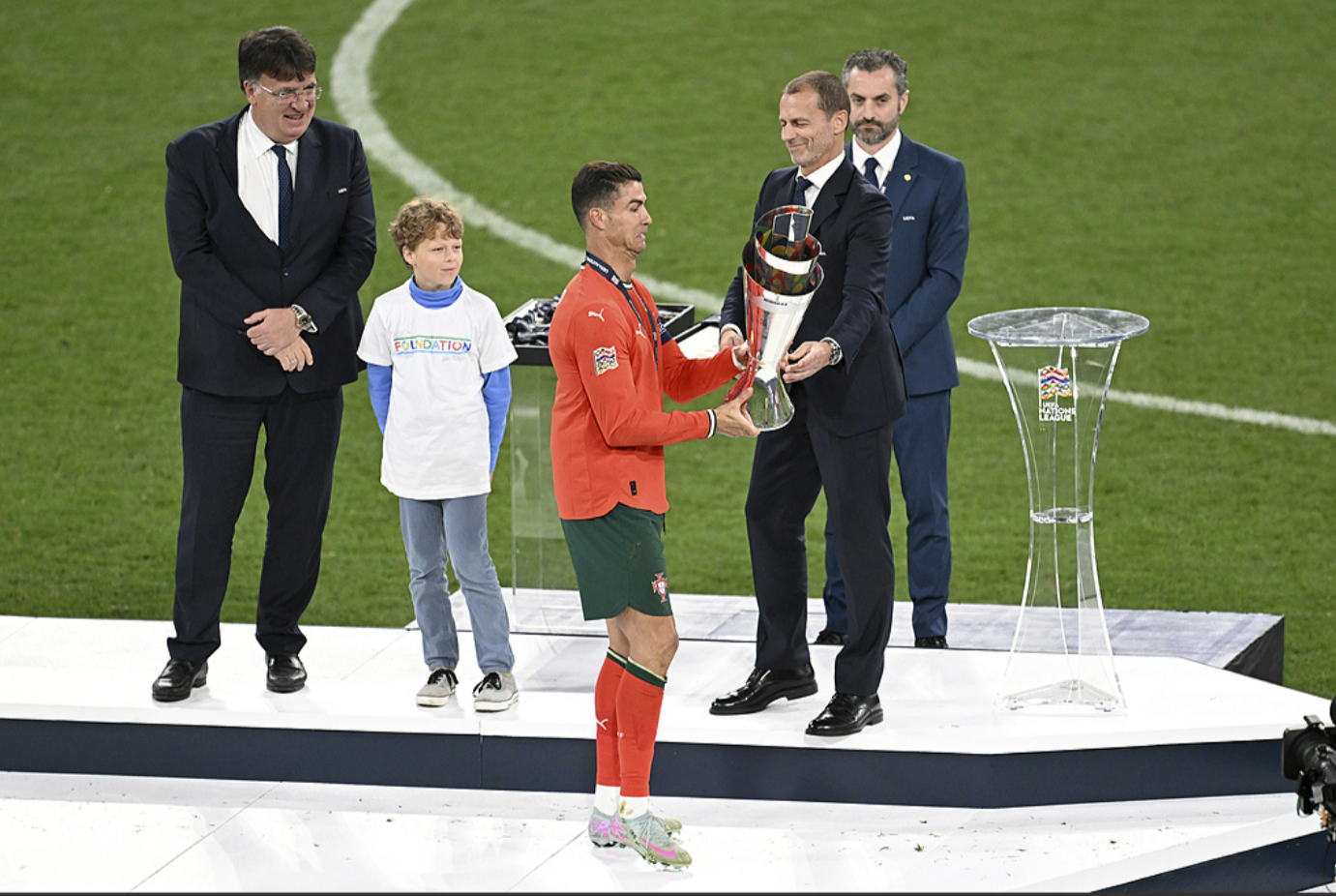 包含葡萄牙足球队在关键比赛中夺得胜利,引领小组榜首的词条 包含葡萄牙足球队在关键比赛中夺得胜利,引领小组榜首的词条