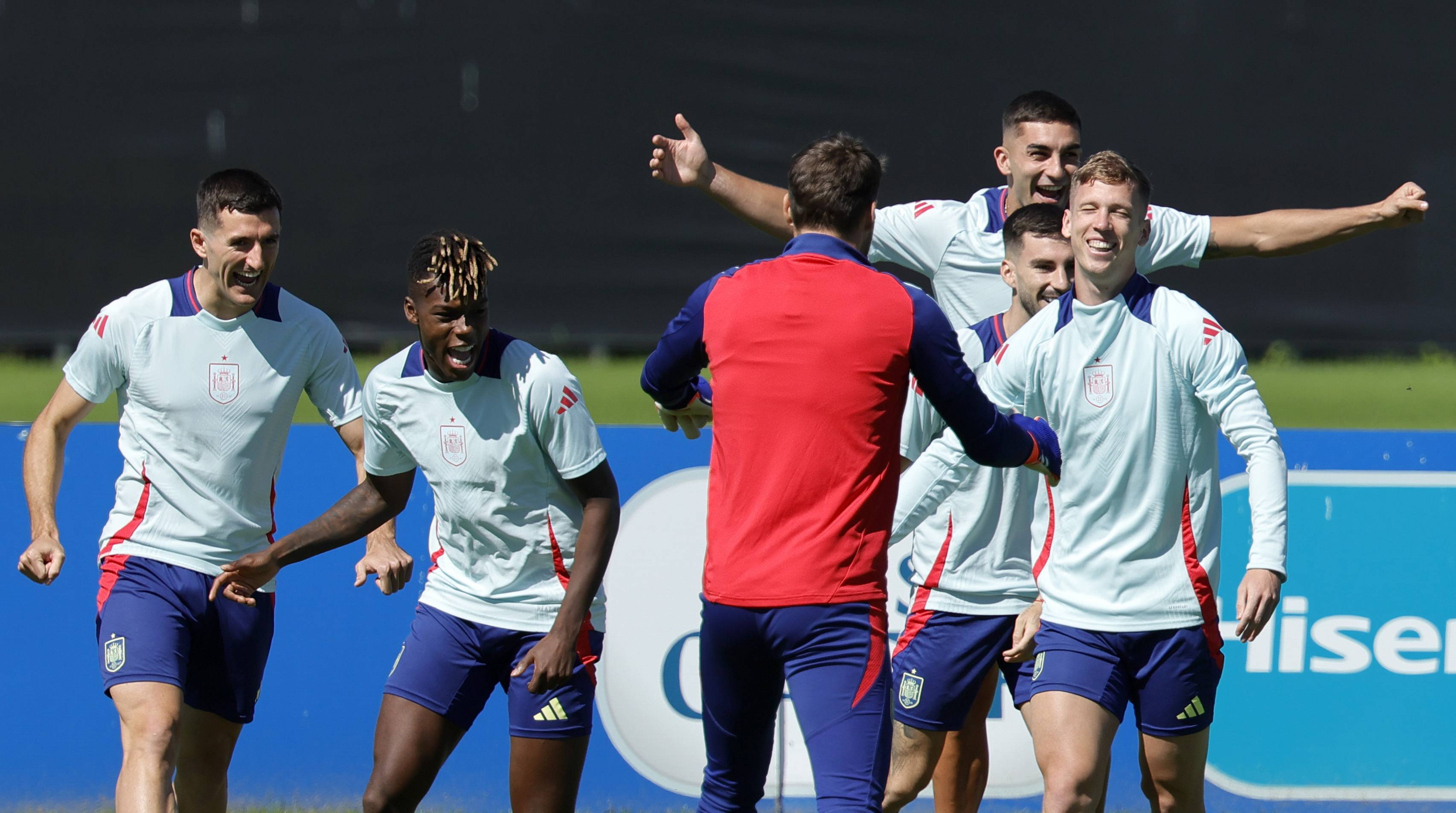 西班牙队在场上展现出强大气势